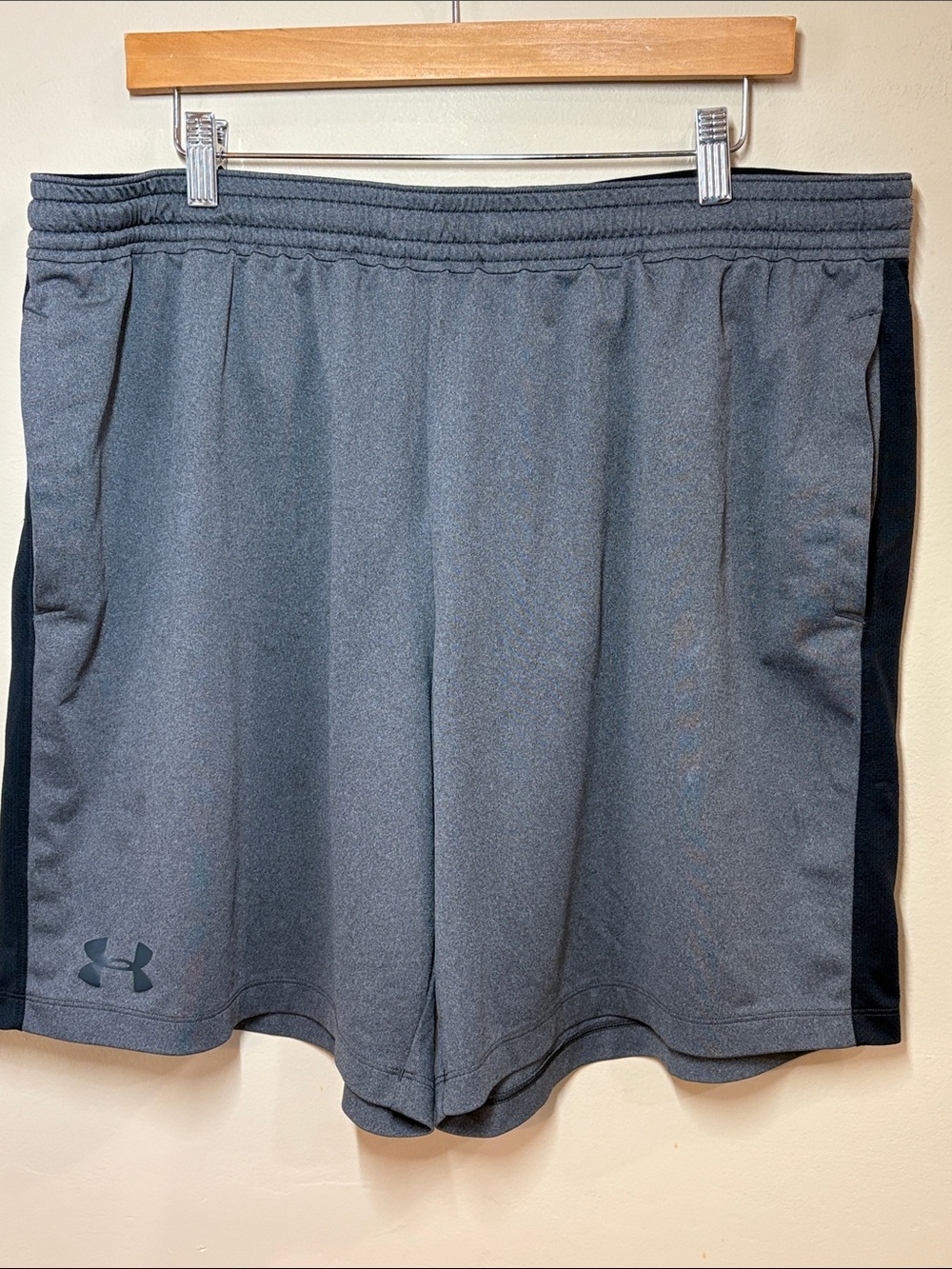 Under Armour Men's Gray Athletic Workout Shorts w/ Black Side Panels XXL